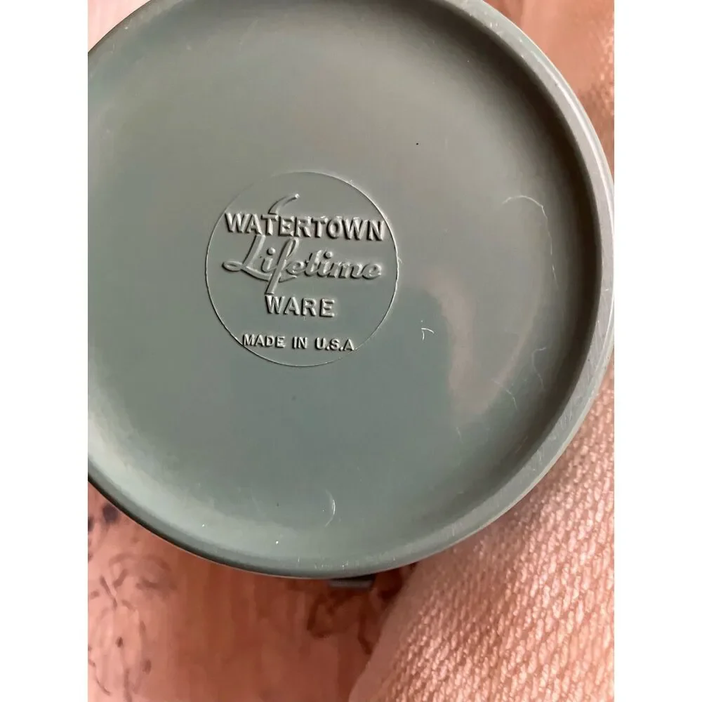 Vintage Watertown Lifetime Ware 1 Qt Pitcher with Lid Melamine Green